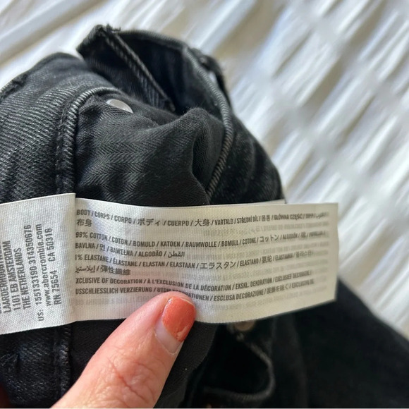 Abercrombie & Fitch Ultra High Rise Mom Jean Faded Black Ripped Knees Size 26 - Picture 3 of 8